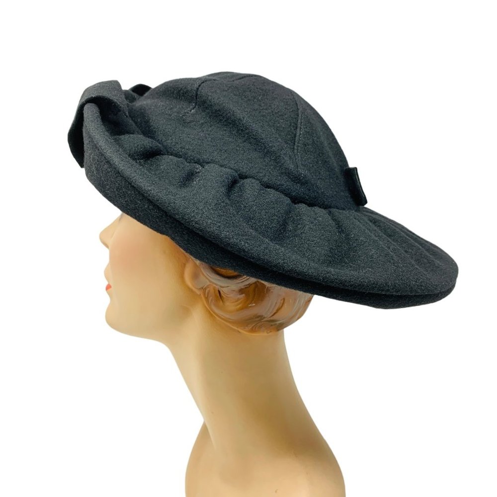 Vintage 1940s Black Wool Round Bow Hat With Arrow Brooch Details